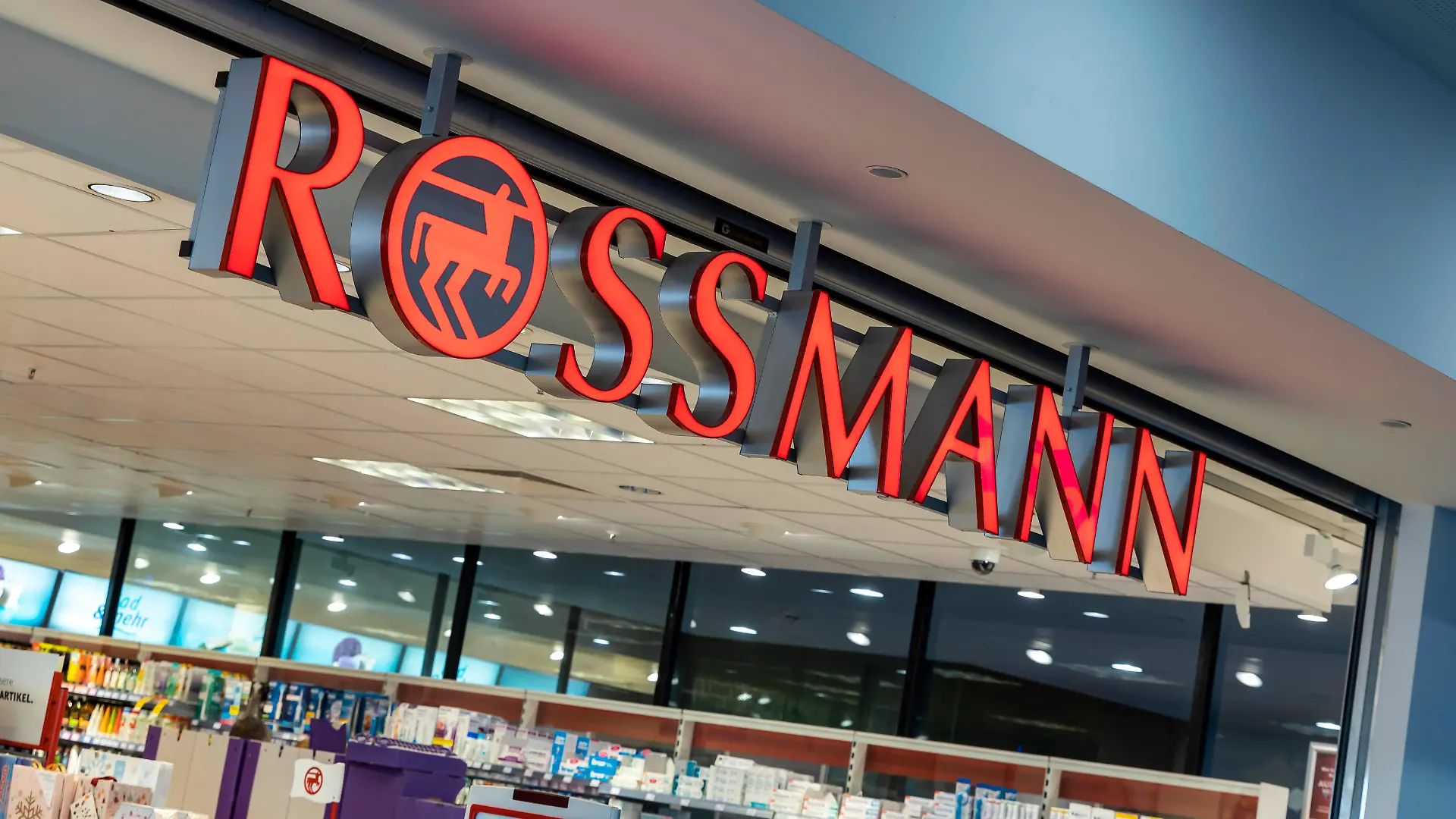  DEU, Deutschland, Baden-Württemberg, 14.11.2019: Drogeriemarktkette Rossmann. *** DEU, Germany, Baden Württemberg, 14 11 2019 Drugstore chain Rossmann