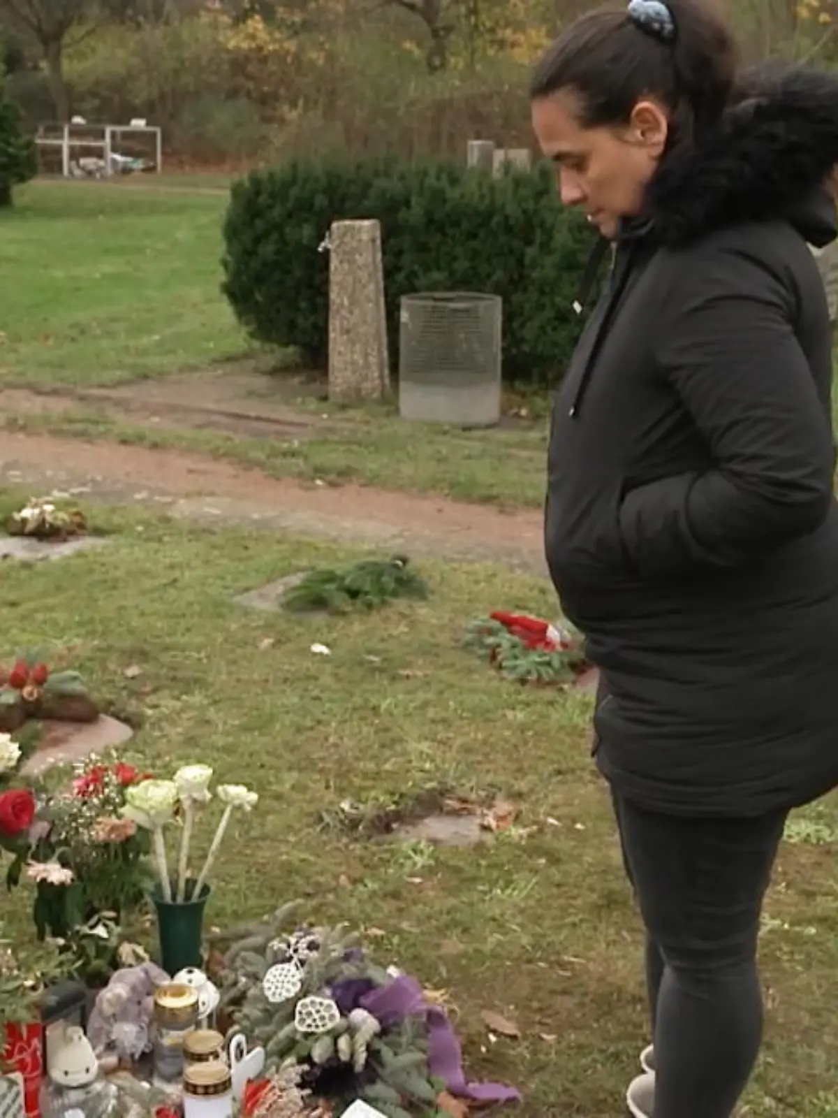 Am Abend des 12. September verabschiedete sich Celina (16) von ihrer Mutter, weil sie mit Freundinnen zu einer Geburtstagsparty in Hamburg fuhr. In den frühen Morgenstunden bekam Yvonne H. den schrecklichen Anruf, dass ihre Tochter tot ist – gestorben an einer Überdosis Ecstasy. Vergangene Woche wurden erneut drei Mädchen (13, 14 und 15) aus Hamburg Opfer der Partydroge: Sie kamen uns Krankenhaus, die 13-Jährige schwebt in Lebensgefahr. Yvonne M. will, dass mehr gegen Drogenkriminalität getan wird. "Es ist eine Teufelsdroge", sagt sie über das todbringende Ecstasy.