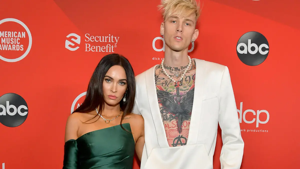 Megan Fox und Machine Gun Kelly posieren Arm in Arm für die Fotografen.