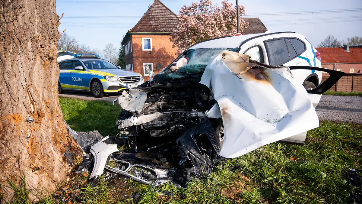 14.04.2023, Hamburg: Ein Autowrack steht nach einem Verkehrsunfall im Stadtteil Allermöhe an einem Baum. Bei der Flucht vor der Polizei ist der Fahrer mit dem Wagen gegen einen Baum gefahren und dabei ums Leben gekommen, die Beifahrerin wurde schwer verletzt. Foto: Daniel Bockwoldt/dpa/Daniel Bockwoldt +++ dpa-Bildfunk +++