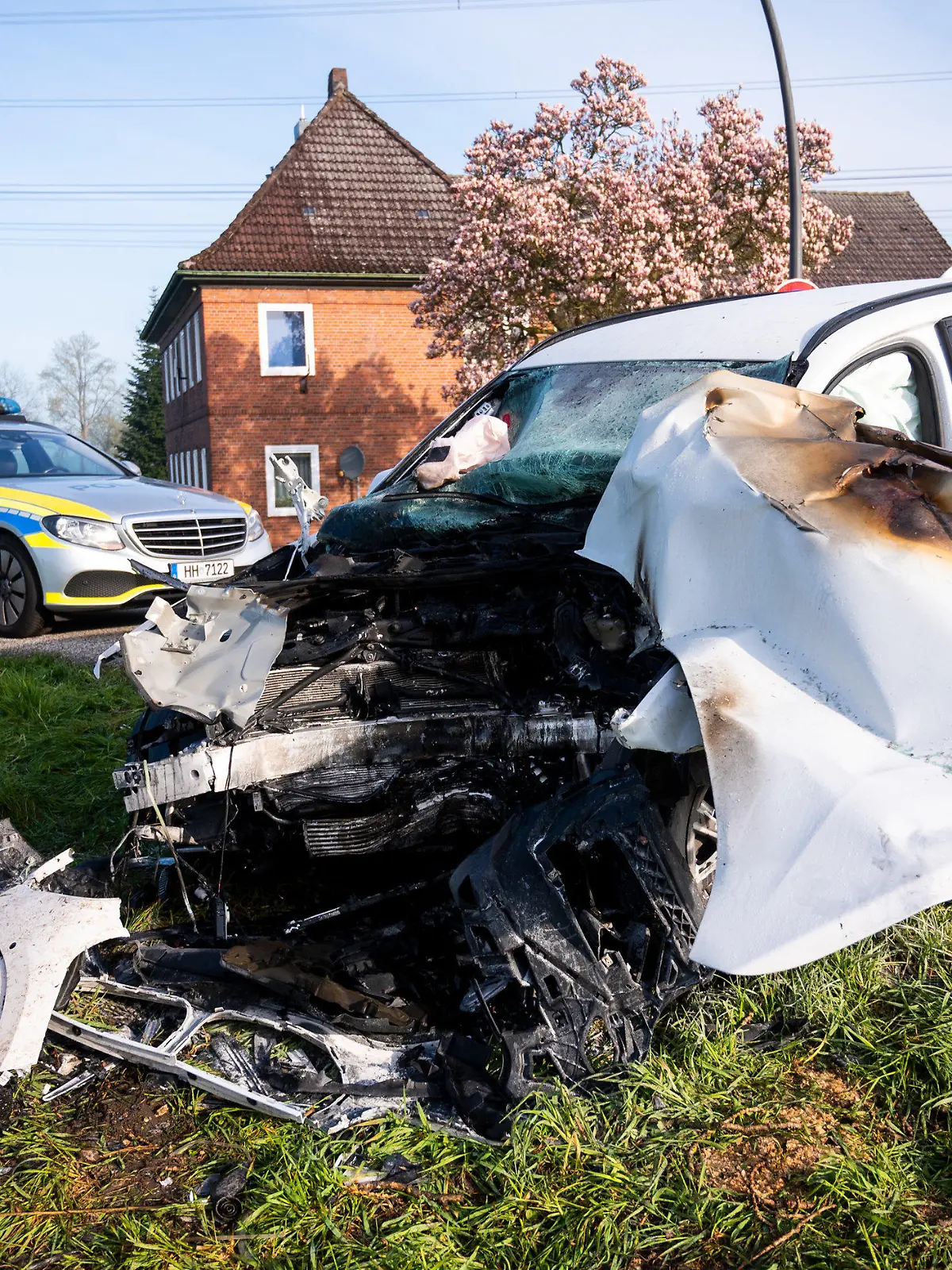 14.04.2023, Hamburg: Ein Autowrack steht nach einem Verkehrsunfall im Stadtteil Allermöhe an einem Baum. Bei der Flucht vor der Polizei ist der Fahrer mit dem Wagen gegen einen Baum gefahren und dabei ums Leben gekommen, die Beifahrerin wurde schwer verletzt. Foto: Daniel Bockwoldt/dpa/Daniel Bockwoldt +++ dpa-Bildfunk +++