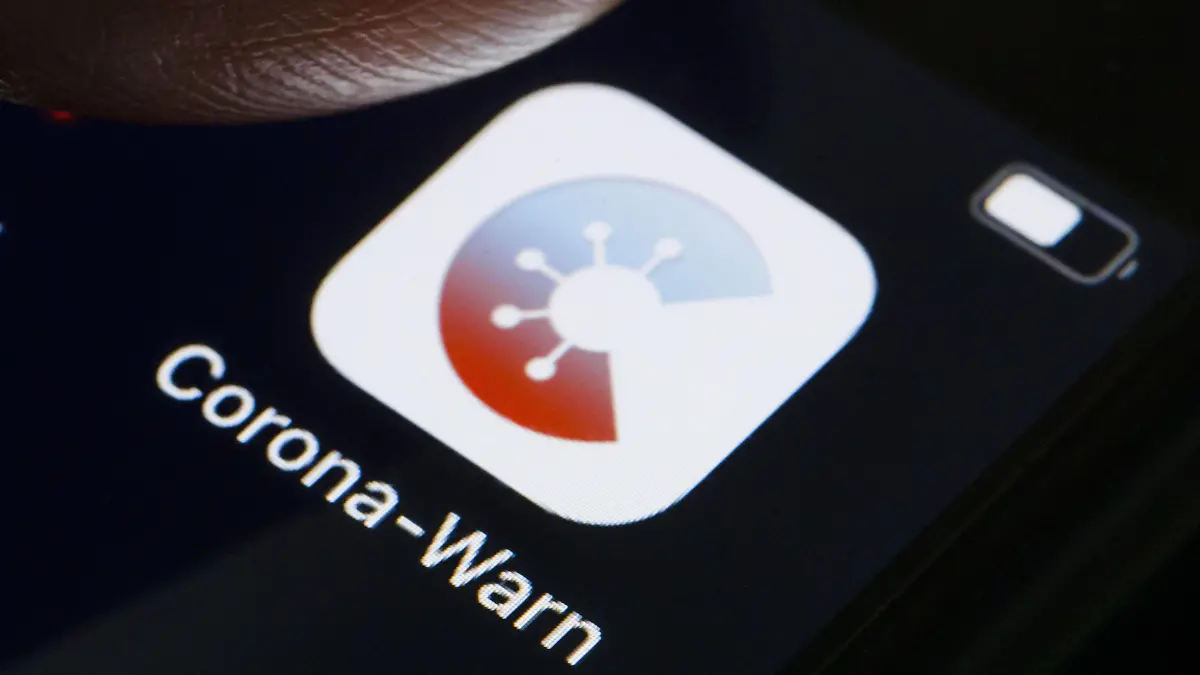 Die Corona-Warn-App wird auf dem Display eines Smartphones angezeigt. Die App soll helfen Infektionsketten des SARS-CoV-2 COVID 19 Ausloeser in Deutschland nachzuverfolgen und zu unterbrechen. Berlin, 16.06.2020 Berlin Deutschland *** The Corona Warn App is shown on the display of a smartphone The app is designed to help track and interrupt infection chains of SARS CoV 2 COVID 19 triggers in Germany Berlin, 16 06 2020 Berlin Germany Copyright: xThomasxTrutschel/photothek.dex