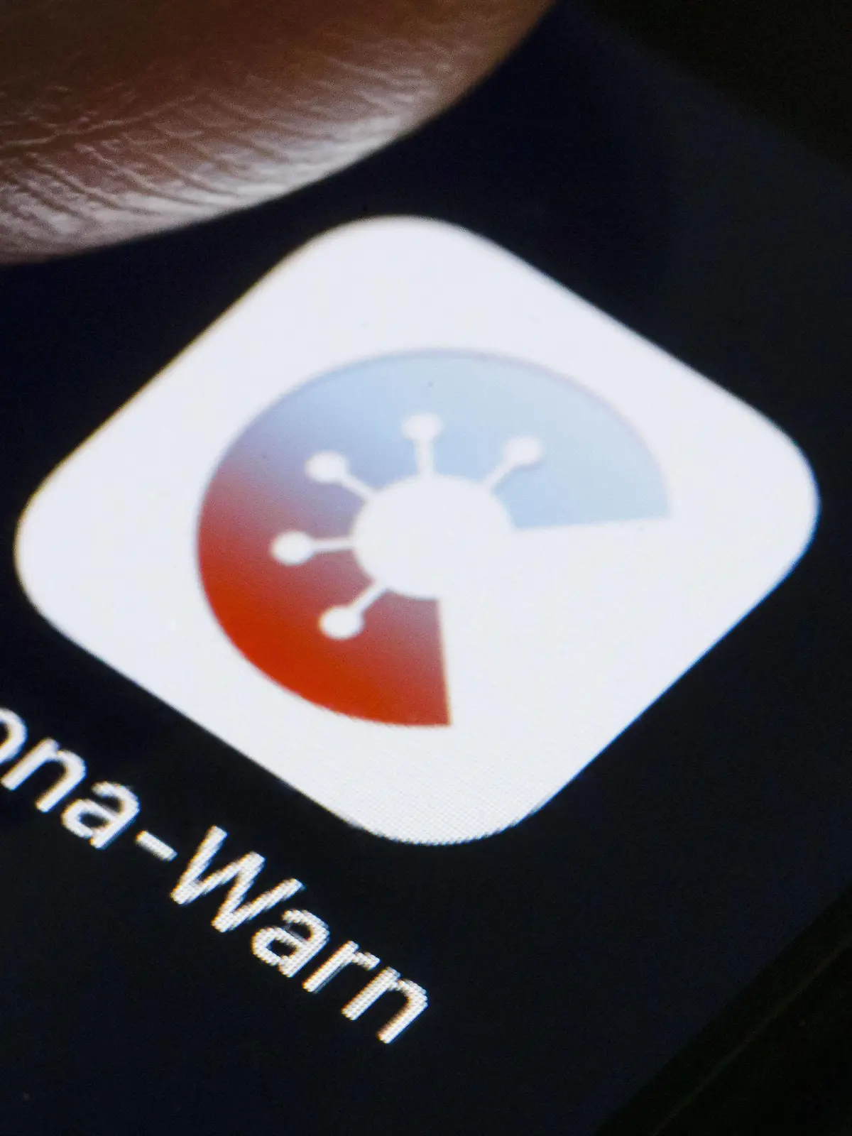  Die Corona-Warn-App wird auf dem Display eines Smartphones angezeigt. Die App soll helfen Infektionsketten des SARS-CoV-2  COVID 19 Ausloeser  in Deutschland nachzuverfolgen und zu unterbrechen. Berlin, 16.06.2020 Berlin Deutschland *** The Corona Warn App is shown on the display of a smartphone The app is designed to help track and interrupt infection chains of SARS CoV 2 COVID 19 triggers in Germany Berlin, 16 06 2020 Berlin Germany Copyright: xThomasxTrutschel/photothek.dex