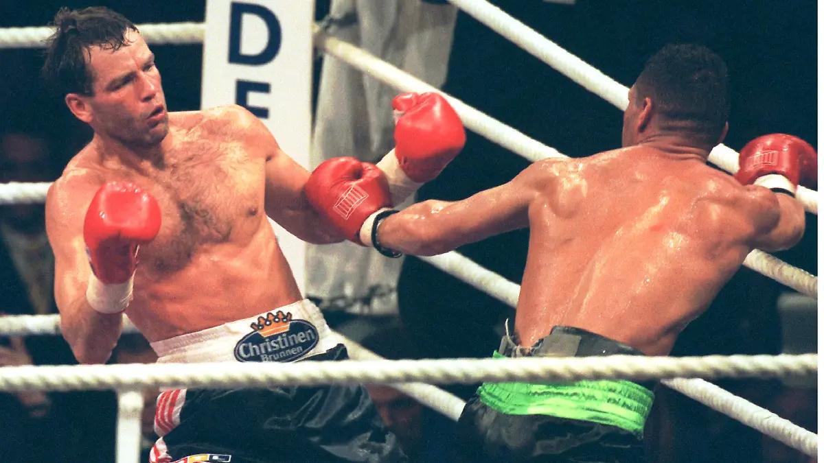 ARCHIV - Henry Maske (l) weicht den Schlägen des Amerikaners Virgil Hill aus. Den WM-Kampf im Halbschwergewicht in der Münchner Olympiahalle verlor Maske nach Punkten (Archivfoto vom 23.11.1996). Zehn Jahre nach seinem letzten Kampf wird Henry Maske noch einmal in den Box-Ring steigen. Es werde nur ein einziger Kampf gegen Weltmeister Hill, gegen den er 1996 im letzten Kampf verloren hatte, sagte der 42-Jährige der "Bild"- Zeitung (Dienstag-Ausgabe). Die Niederlage gegen den amtierenden WBA- Weltmeister Hill am 23. November 1996 habe ihn zehn Jahre lang beschäftigt, sagte Maske. Der für Anfang des Jahres 2007 geplante Fight wird nach Angaben des Senders live bei RTL zu sehen sein. Foto: Frank Mächler +++(c) dpa - Bildfunk+++