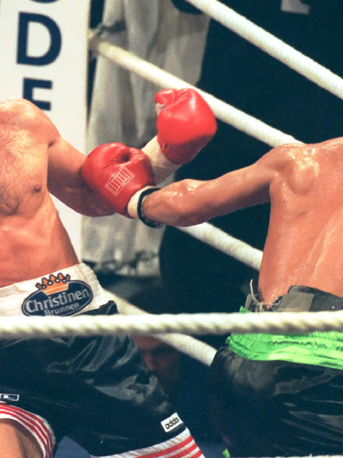 ARCHIV - Henry Maske (l) weicht den Schlägen des Amerikaners Virgil Hill aus. Den WM-Kampf im Halbschwergewicht in der Münchner Olympiahalle verlor Maske nach Punkten (Archivfoto vom 23.11.1996). Zehn Jahre nach seinem letzten Kampf wird Henry Maske noch einmal in den Box-Ring steigen. Es werde nur ein einziger Kampf gegen Weltmeister Hill, gegen den er 1996 im letzten Kampf verloren hatte, sagte der 42-Jährige der "Bild"- Zeitung (Dienstag-Ausgabe). Die Niederlage gegen den amtierenden WBA- Weltmeister Hill am 23. November 1996 habe ihn zehn Jahre lang beschäftigt, sagte Maske. Der für Anfang des Jahres 2007 geplante Fight wird nach Angaben des Senders live bei RTL zu sehen sein. Foto: Frank Mächler +++(c) dpa - Bildfunk+++