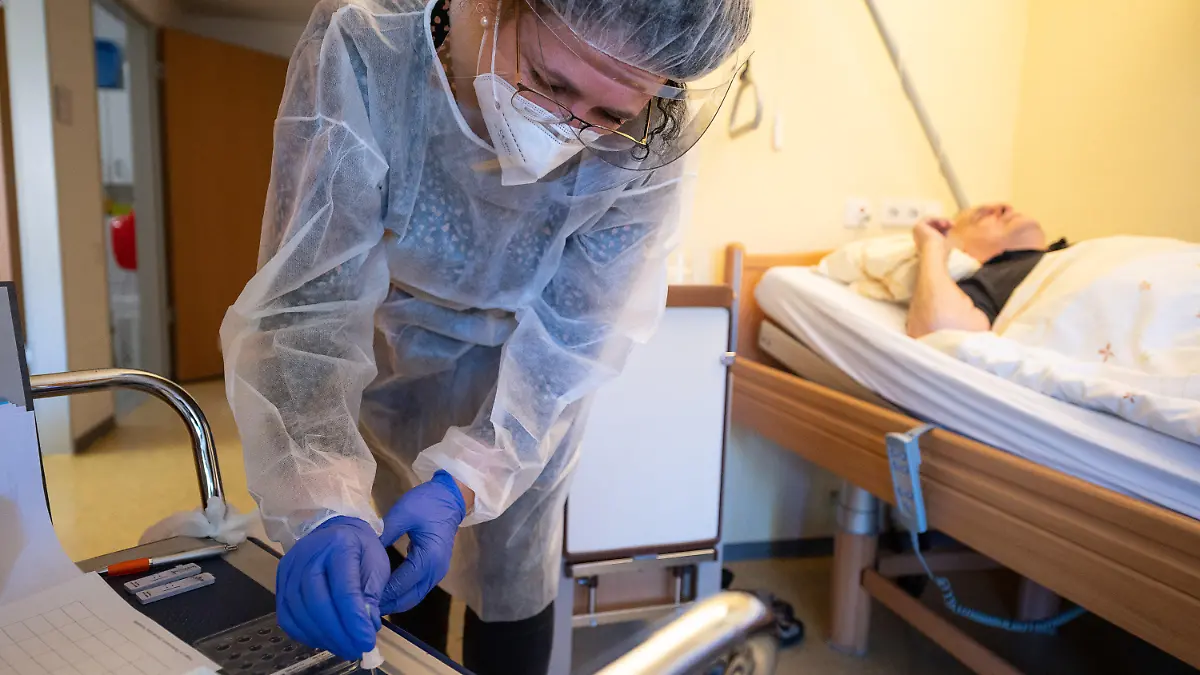 18.11.2020, Baden-Württemberg, Tübingen: Eine Altenpflegerin führt im Seniorenheim Pauline-Krone-Heim der Altenhilfe Tübingen einen Antigen Corona-Schnelltest durch. (zu dpa: «Das große Testen») Foto: Sebastian Gollnow/dpa +++ dpa-Bildfunk +++