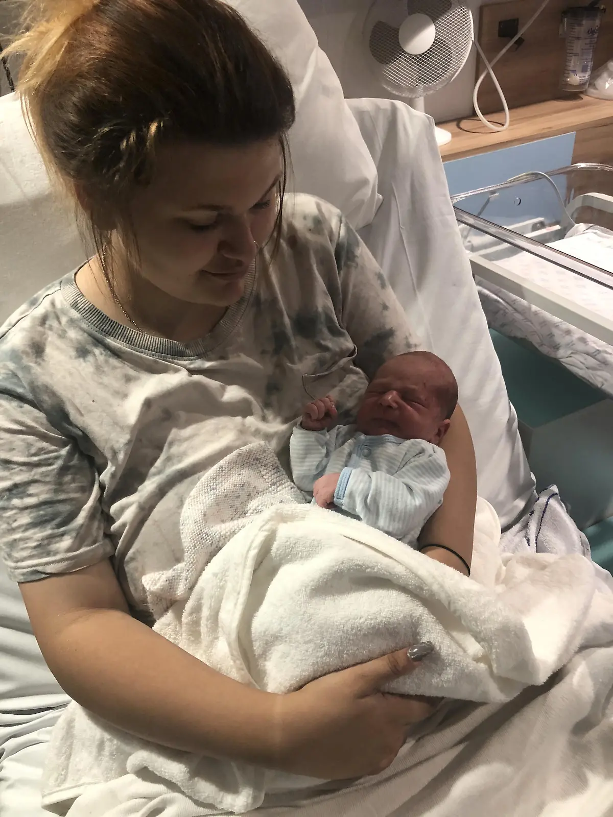 Aimee Stevens mit ihrem neugeborenen Sohn im Krankenhaus