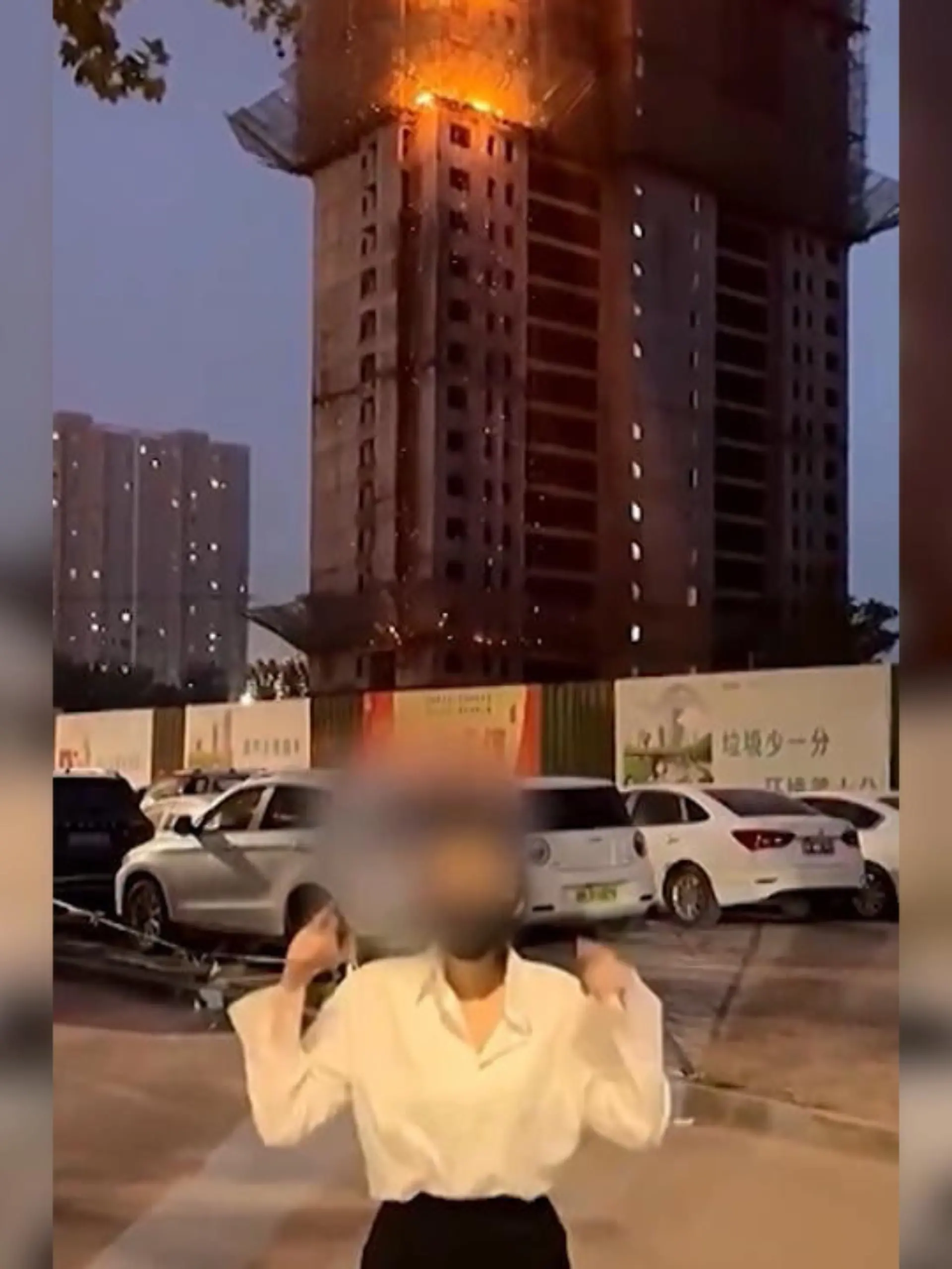 Hinter ihr steht ein Hochhaus in Flammen, doch diese Influencerin hat wohl nur ihre Reichweite im Kopf und dreht kurzerhand ein Tanzvideo.