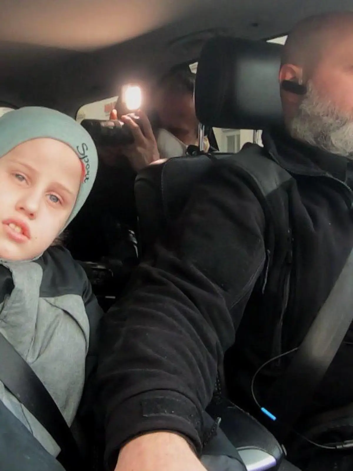 Bis zu 20 Stunden lang fährt Vater Victor seinen autistischen Sohn im Auto spazieren, denn nur dort beruhigt er sich. Die Familie kämpft verzweifelt um einen Klinikplatz.