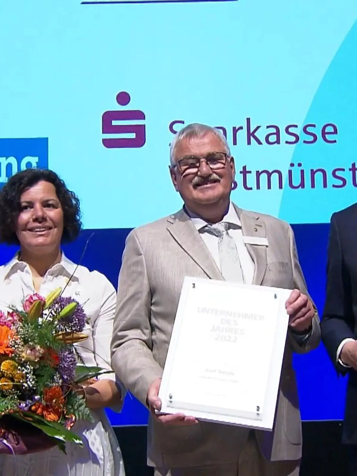 Er hat als Einmannbetrieb angefangen – jetzt beschäftigt er 500 Mitarbeiter. Dafür wird ein erfolgreicher Holzbauer aus Ahaus als Unternehmer des Jahres ausgezeichnet. Ministerpräsident Hendrik Wüst hält die Laudatio.