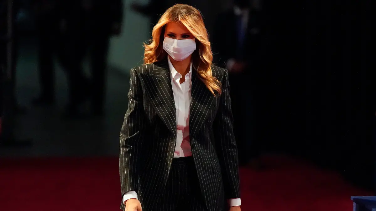 ARCHIV - 30.09.2020, USA, Cleveland: Die First Lady Melania Trump, die eine Gesichtsmaske trägt, geht während der ersten Präsidentschaftsdebatte an der Case Western University und der Cleveland Clinic, auf ihren Sitz zu. Fast zwei Wochen nach ihrer Corona-Diagnose hat First Lady Melania Trump bekanntgegeben, dass sich neben US-Präsident Trump und ihr auch Sohn Barron mit dem Virus angesteckt hatte. Foto: Julio Cortez/AP/dpa +++ dpa-Bildfunk +++