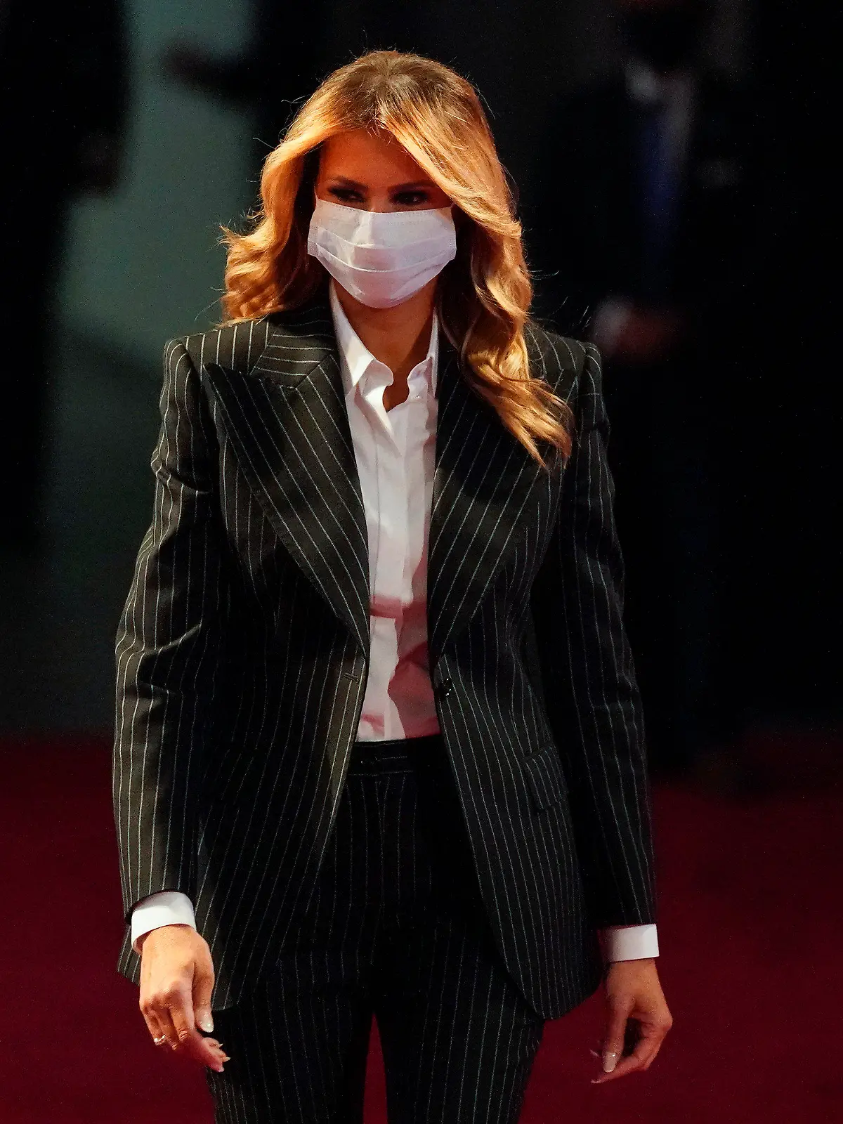 ARCHIV - 30.09.2020, USA, Cleveland: Die First Lady Melania Trump, die eine Gesichtsmaske trägt, geht während der ersten Präsidentschaftsdebatte an der Case Western University und der Cleveland Clinic, auf ihren Sitz zu. Fast zwei Wochen nach ihrer Corona-Diagnose hat First Lady Melania Trump bekanntgegeben, dass sich neben US-Präsident Trump und ihr auch Sohn Barron mit dem Virus angesteckt hatte. Foto: Julio Cortez/AP/dpa +++ dpa-Bildfunk +++