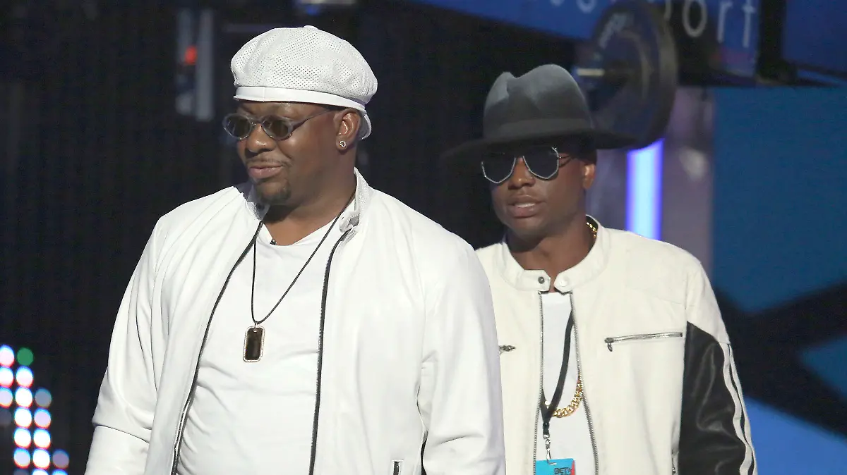 ARCHIV - 26.06.2016, USA, Los Angeles: Bobby Brown (l), Sänger aus den USA, und sein Sohn Bobby Brown Jr. kommen bei den BET Awards auf die Bühne. Der Sohn des US-Musikers Bobby Brown ist Medienberichten zufolge tot in seinem Haus in Los Angeles aufgefunden worden. Dies berichteten mehrere US-Medien in der Nacht zum Donnerstag (Ortszeit) unter Berufung auf die Polizei. Foto: Matt Sayles/Invision/AP/dpa +++ dpa-Bildfunk +++