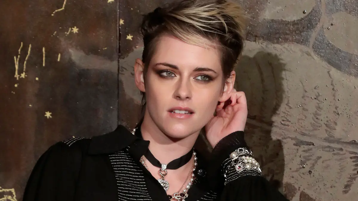 ARCHIV - 04.12.2019, Frankreich, Paris: Kristen Stewart, Schauspielerin aus den USA, gestikuliert vor der Präsentation der Metiers d'Art-Kollektion von Chanel im Grand Palais. Stewart war die plötzliche Bekanntheit durch die «Twilight»-Filme eine schlimme Erfahrung. (zu dpa "Kristen Stewart hatte wegen «Twilight»-Filmen «echte Probleme») Foto: Thibault Camus/AP/dpa +++ dpa-Bildfunk +++