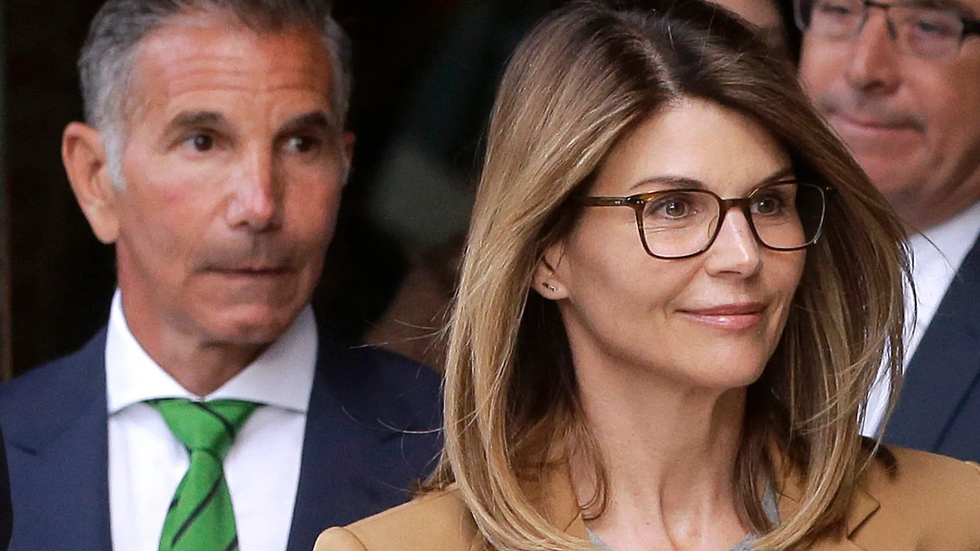 ARCHIV - 03.04.2019, USA, Boston: Lori Loughlin, US-Schauspielerin, und ihr Mann Mossimo Giannulli, Modedesigner, verlassen das Bundesgericht wo sie sich der Anklage in einem landesweiten Bestechungsskandal gestellt haben. (zu dpa "Bestechungsskandal: Schauspielerin Loughlin zu Gefängnis verurteilt") Foto: Steven Senne/AP/dpa +++ dpa-Bildfunk +++