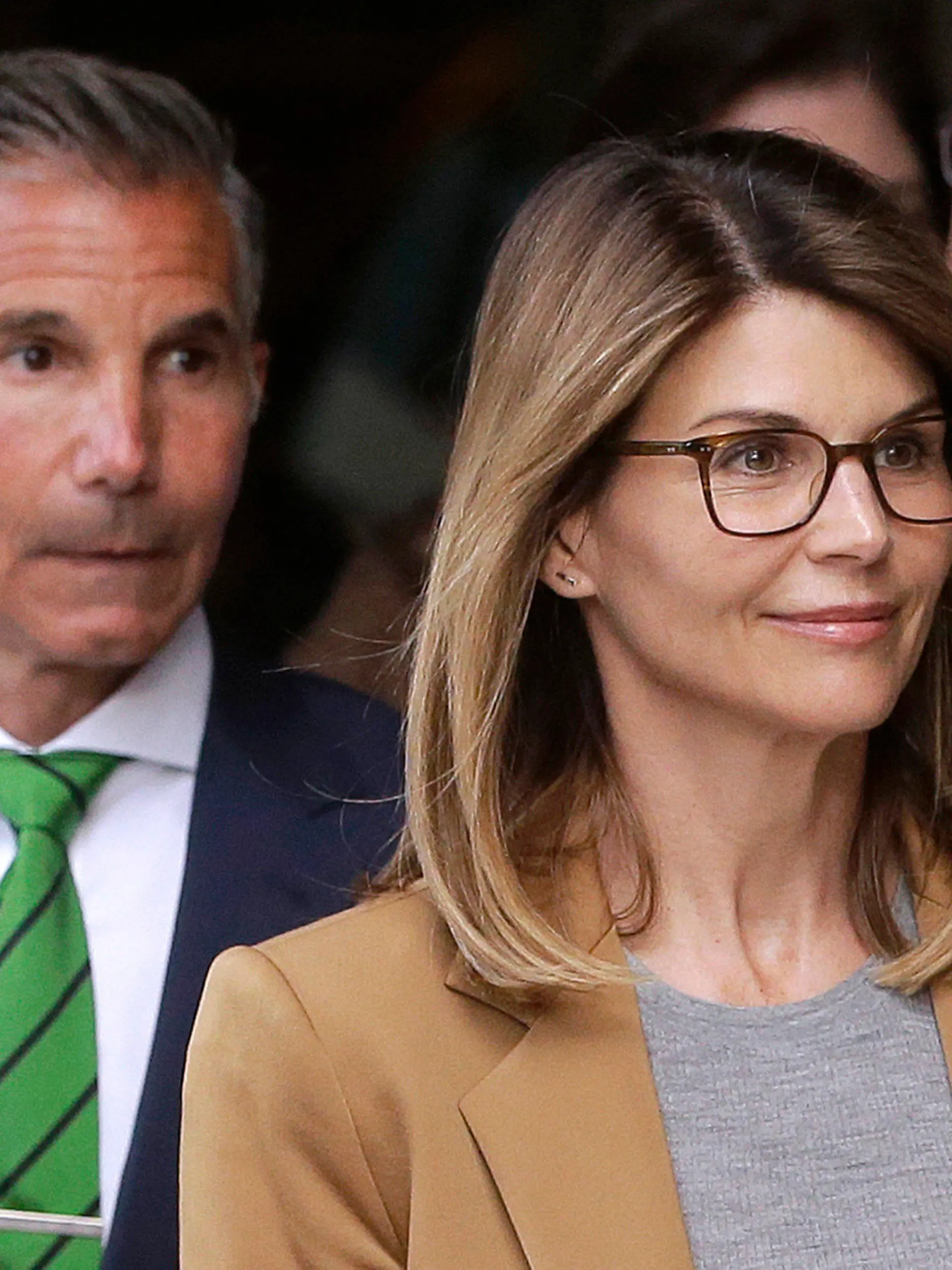 ARCHIV - 03.04.2019, USA, Boston: Lori Loughlin, US-Schauspielerin, und ihr Mann Mossimo Giannulli, Modedesigner, verlassen das Bundesgericht wo sie sich der Anklage in einem landesweiten Bestechungsskandal gestellt haben. (zu dpa "Bestechungsskandal: Schauspielerin Loughlin zu Gefängnis verurteilt") Foto: Steven Senne/AP/dpa +++ dpa-Bildfunk +++