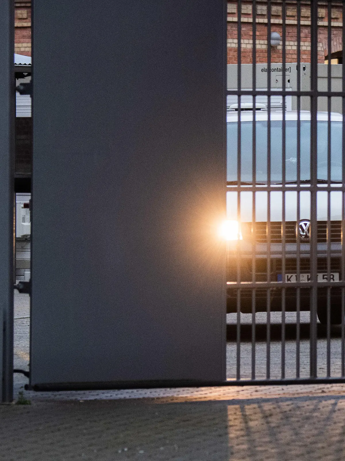 16.11.2020, Niedersachsen, Braunschweig: Ein Gefangenentransporter der Justiz Schleswig-Holstein mit Kieler Kennzeichen verlässt einen Hinterhof des Landgerichtes Braunschweig. Der im Fall Maddie Verdächtige war aus einem Kieler Gefängnis ins Landgericht Braunschweig gebracht worden. Grund war eine Anhörung vor der Strafvollstreckungskammer. Foto: Julian Stratenschulte/dpa +++ dpa-Bildfunk +++