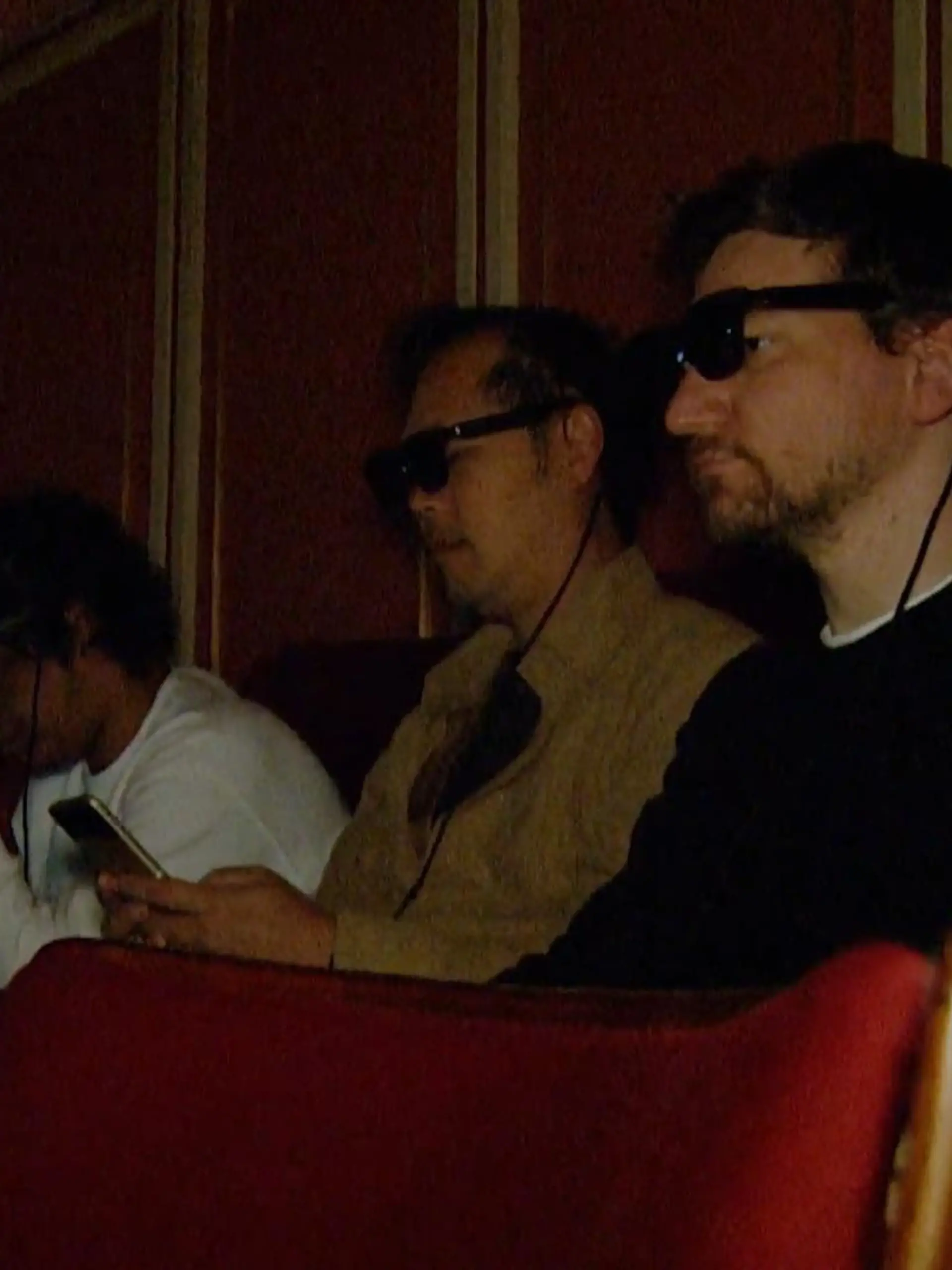 Ein Besuch in der Oper: Ein Anlass sich etwas schick zu machen. In Düsseldorf sitzen die Zuschauer aber ganz anders im Publikum: Mit dunkler Brille auf und Handy in der Hand. Das soll hier auch so sein! Dahinter steckt Augmented Reality.