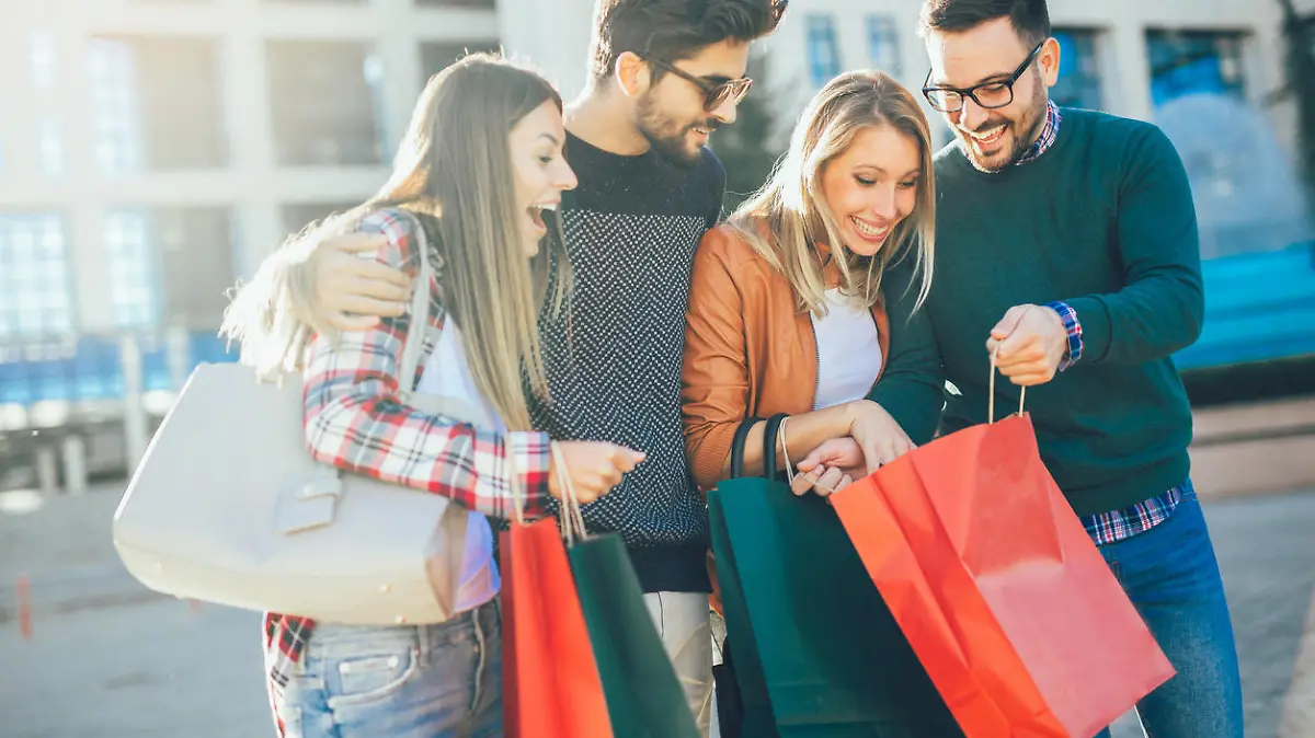 Freunde beim Shopping mit Einkaufstüten
