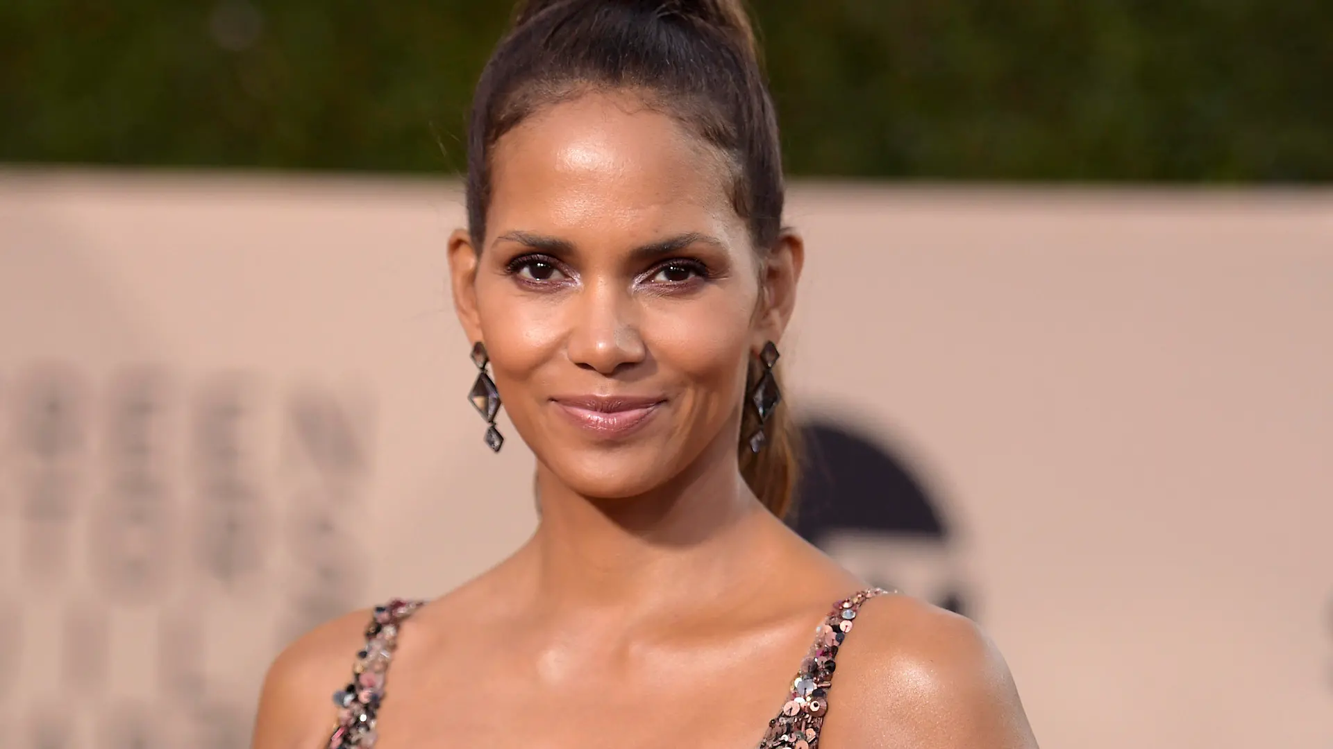 ARCHIV - 21.01.2018, USA, Los Angeles: Halle Berry kommt zu der Verleihung der 24. Screen Actors Guild (SAG) Awards. (zu dpa «Halle Berry: «Ich hatte wahnsinnig Angst davor, Regie zu übernehmen»» vom 12.09.2020) Foto: Richard Shotwell/Invision/AP/dpa +++ dpa-Bildfunk +++