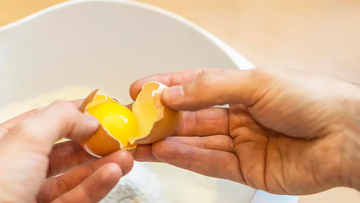 Eier sollten nicht an einer scharfen Kante aufgeschlagen werden.