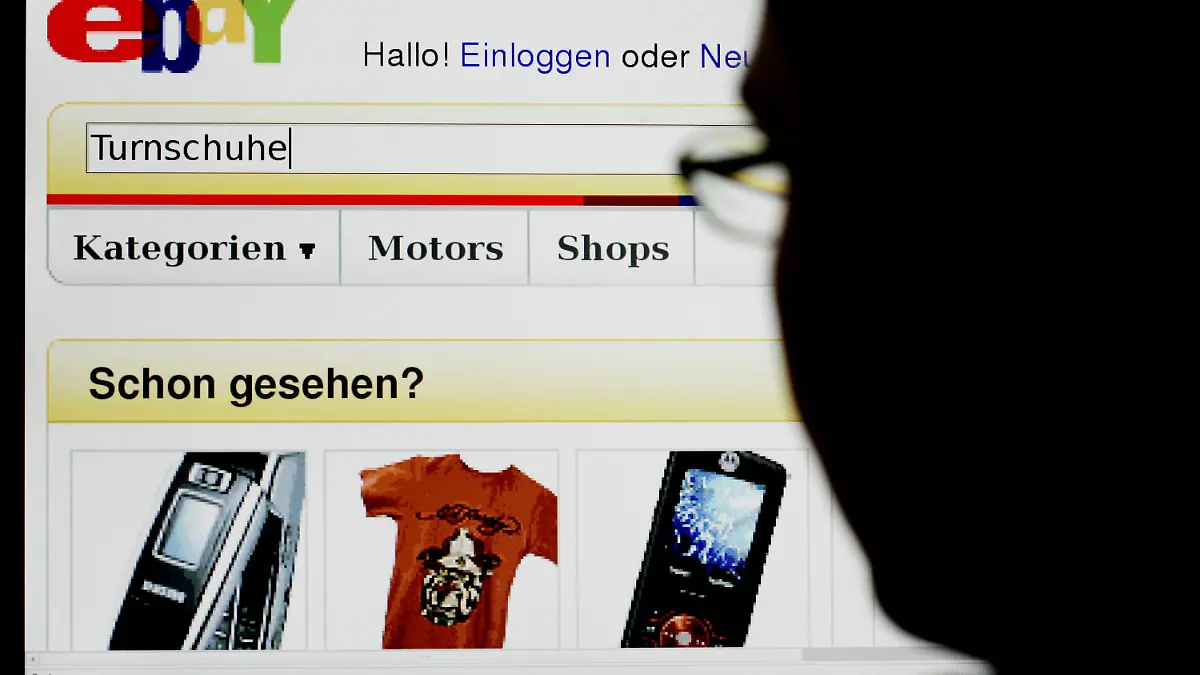 ARCHIV - Illustrationsfoto ebay - Ein Mann surft mit seinem Computer auf der Seite des Internetauktionshauses Ebay, aufgenommen am Montag (16.06.2008) in Osterode am Harz. Der gigantische Datendiebstahl bei Sony schreckt deutsche Online-Nutzer nicht vom Einkaufen im Internet ab. In einer Umfrage im Auftrag der dpa sagten nur 4 Prozent, dass sie als Konsequenz aus dem Vorfall gänzlich auf Einkäufe im Netz verzichten werden. Foto: Frank May +++(c) dpa - Bildfunk+++