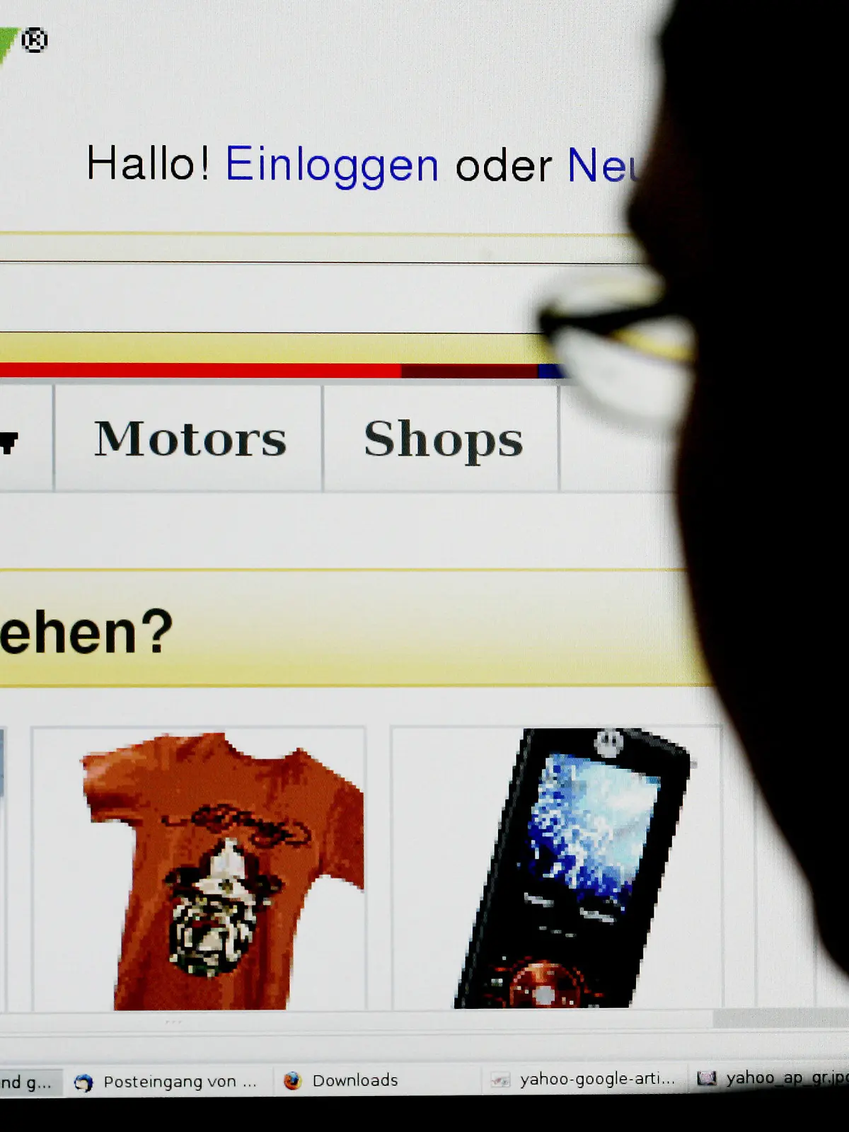ARCHIV - Illustrationsfoto ebay - Ein Mann surft mit seinem Computer auf der Seite des Internetauktionshauses Ebay, aufgenommen am Montag (16.06.2008) in Osterode am Harz. Der gigantische Datendiebstahl bei Sony schreckt deutsche Online-Nutzer nicht vom Einkaufen im Internet ab. In einer Umfrage im Auftrag der dpa sagten nur 4 Prozent, dass sie als Konsequenz aus dem Vorfall gänzlich auf Einkäufe im Netz verzichten werden. Foto: Frank May  +++(c) dpa - Bildfunk+++