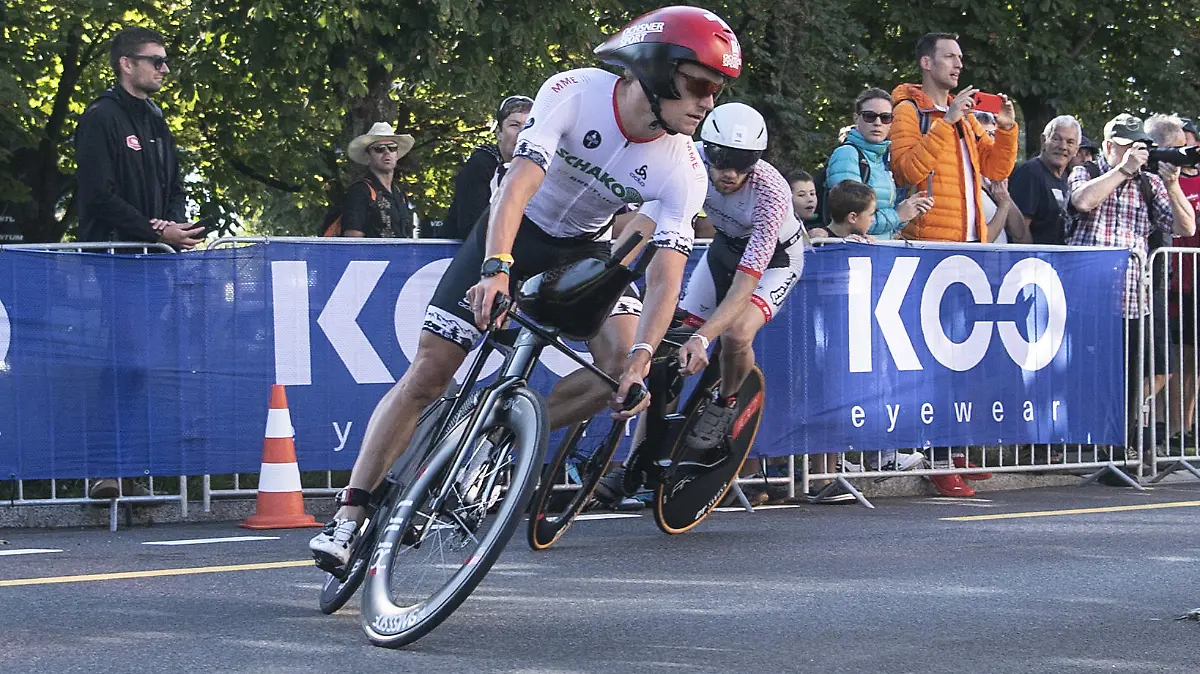Der Schweizer Jan Van Berkel beim Radfahren am Triathlon Ironman Switzerland, am Sonntag, 5. September 2021, in Thun. Es muessen folgende Disziplinen absolviert.werden: 3,8 Kilometer Schwimmen, 180,2 Kilometer Radfahren und 42,2 Kilometer Marathonlaufen. (KEYSTONE/Peter Schneider)