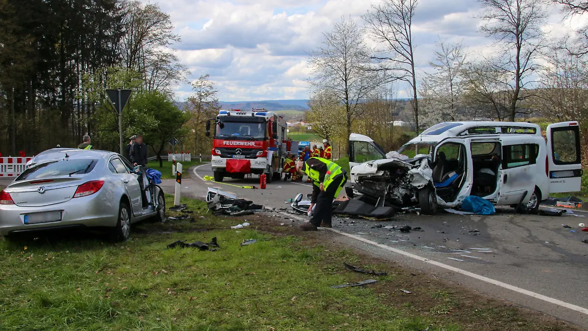 Rettungskräfte und Polizei stehen an der Unfallstelle. Bei einem schweren Verkehrsunfall im Saarland sind der Polizei zufolge zwei Menschen getötet und zwei weitere lebensgefährlich verletzt worden. Auf der B268 zwischen Schmelz und Lebach seien zwei Fahrzeuge frontal zusammengestoßen, sagte eine Sprecherin der Polizei in Lebach. Bei einem Wagen habe es sich um ein Auto gehandelt, das zum Krankentransport geeignet sei.