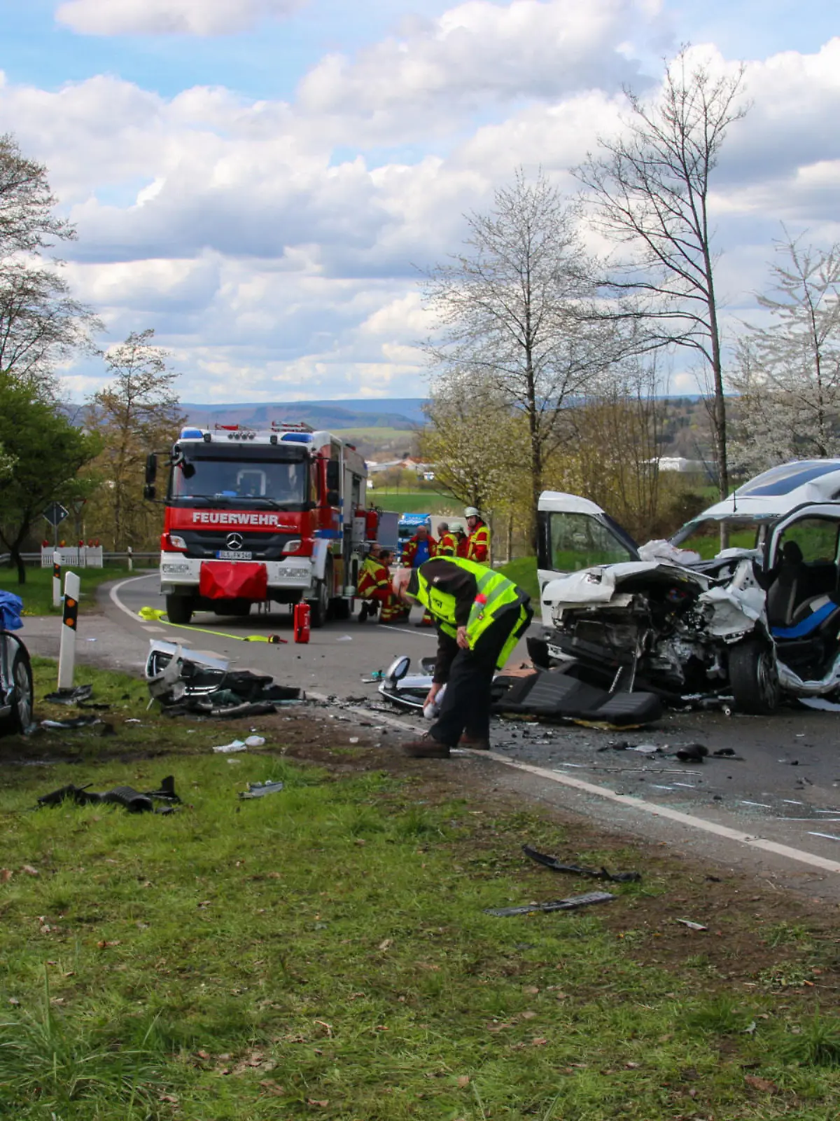 Rettungskräfte und Polizei stehen an der Unfallstelle. Bei einem schweren Verkehrsunfall im Saarland sind der Polizei zufolge zwei Menschen getötet und zwei weitere lebensgefährlich verletzt worden. Auf der B268 zwischen Schmelz und Lebach seien zwei Fahrzeuge frontal zusammengestoßen, sagte eine Sprecherin der Polizei in Lebach. Bei einem Wagen habe es sich um ein Auto gehandelt, das zum Krankentransport geeignet sei.