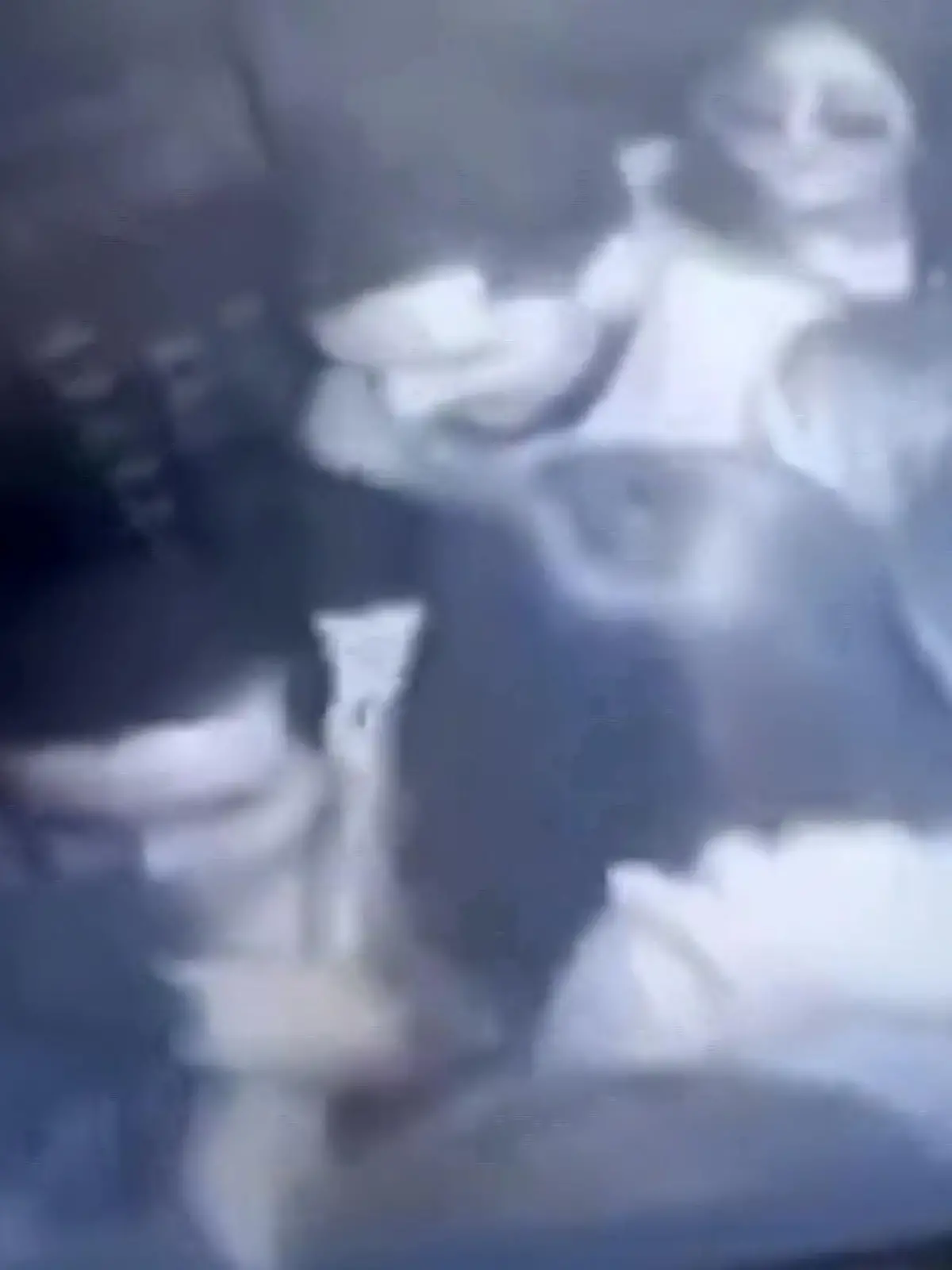 Dich an dicht stehen diese Menschen im Fahrstuhl – und plötzlich passiert etwas, das hier keiner für möglich gehalten hat. Der Aufzug in Mangabeiras (Brasilien) stürzt völlig unkontrolliert in die Tiefe. Wie durch ein Wunder gibt es nur leichte Verletzungen. Ist der Aufzug abgestürzt, weil mehr Menschen eingestiegen sind als erlaubt? Die erschreckenden Szenen sehen Sie hier im Video.