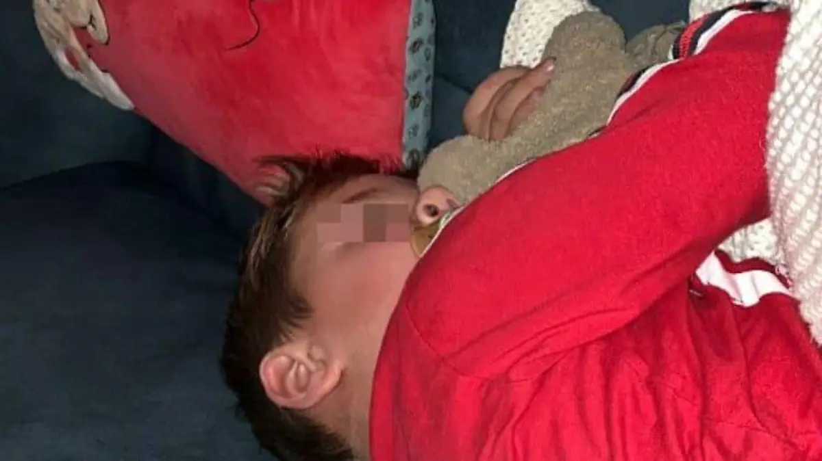 Seit der 3-jährige Junge an Covid19 erkrankt ist, fühlt er sich müde und kraftlos. Seine Mutter erkennt ihn nicht wieder.