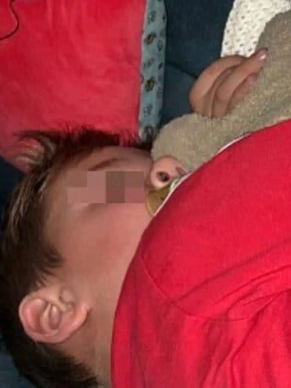 Seit der 3-jährige Junge an Covid19 erkrankt ist, fühlt er sich müde und kraftlos. Seine Mutter erkennt ihn nicht wieder.