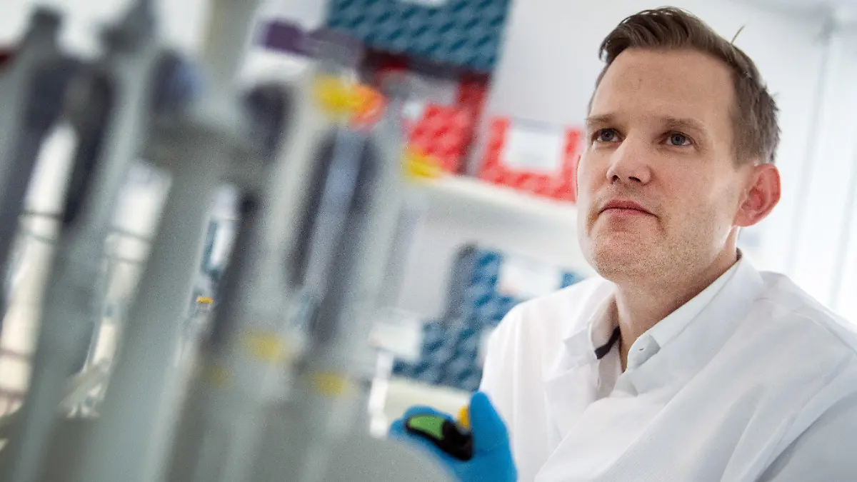 ARCHIV - 30.03.2020, Nordrhein-Westfalen, Bonn: Hendrik Streeck, Direktor des Institut für Virologie an der Uniklinik in Bonn, steht in einem Labor seines Institutes. Streeck kann im Verlauf der Corona-Pandemie in Deutschland derzeit noch keine zweite Welle erkennen. (zu dpa "Streeck sieht noch keine zweite Welle") Foto: Federico Gambarini/dpa +++ dpa-Bildfunk +++