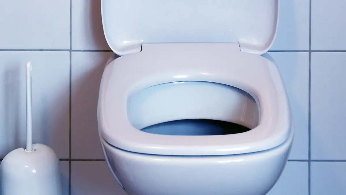 ARCHIV - ILLUSTRATION - Ein sauberes Wasserklosett, fotografiert am 07.10.2015 in Potsdam (Brandenburg). Am 19.November wird der Welttoilettentag begangen. Foto: Ralf Hirschberger/dpa +++(c) dpa - Bildfunk+++