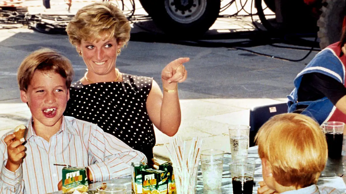  Prinzessin Diana mit ihrem Sohn Prinz William - PUBLICATIONxINxGERxSUIxAUTxONLY SELF019542