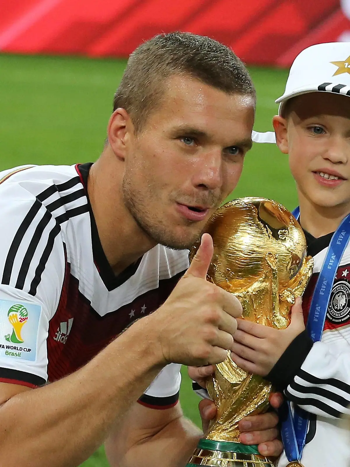 Rio de Janeiro, FIFA, Fussball Männer, Fussball Welltmeisterschaften 2014, FIFA world cup 2014 ,Final, Finale, Deutschland vs Argentinien , Germany vs Argentina 13.07.2014, Estadio Maracana, Rio de Janeiro, Lukas Podolski, Deutschland, mit Sohn Louis Gabriel und Pokal,

Rio de Janeiro FIFA Football Men Football Welltmeisterschaften 2014 FIFA World Cup 2014 Final Final Germany vs Argentina Germany vs Argentina 13 07 2014 Estadio Mara Cana Rio de Janeiro Lukas Podolski Germany with Son Louis Gabriel and Cup