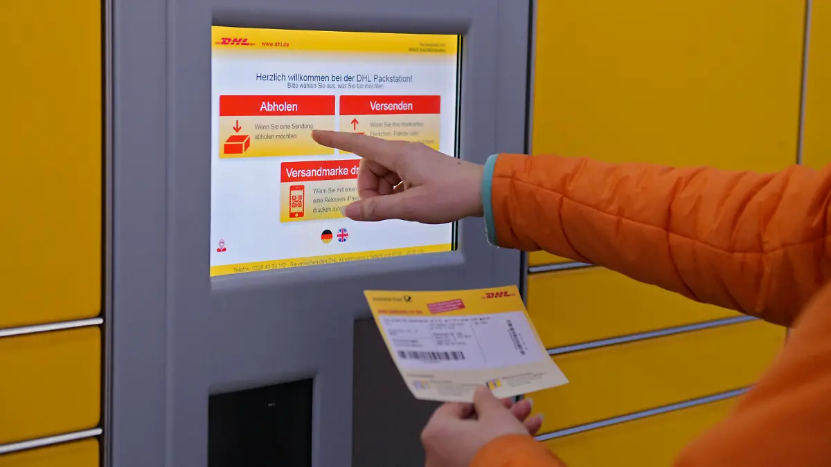 19.03.2020, DHL-Packstation in Bad Wörishofen, Kundin holt ihr hinterlegtes Paket mit der Benachrichtigungskarte ab. 19.03.2020, DHL-Packstation 19.03.2020, DHL-Packstation *** 19 03 2020, DHL Packstation in Bad Wörishofen, Customer picks up her deposited package with the notification card from 19 03 2020, DHL Packstation 19 03 2020, DHL Packstation