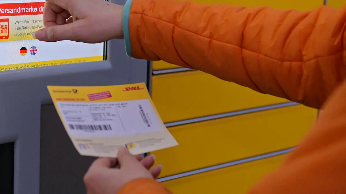 19.03.2020, DHL-Packstation in Bad Wörishofen, Kundin holt ihr hinterlegtes Paket mit der Benachrichtigungskarte ab. 19.03.2020, DHL-Packstation 19.03.2020, DHL-Packstation *** 19 03 2020, DHL Packstation in Bad Wörishofen, Customer picks up her deposited package with the notification card from 19 03 2020, DHL Packstation 19 03 2020, DHL Packstation