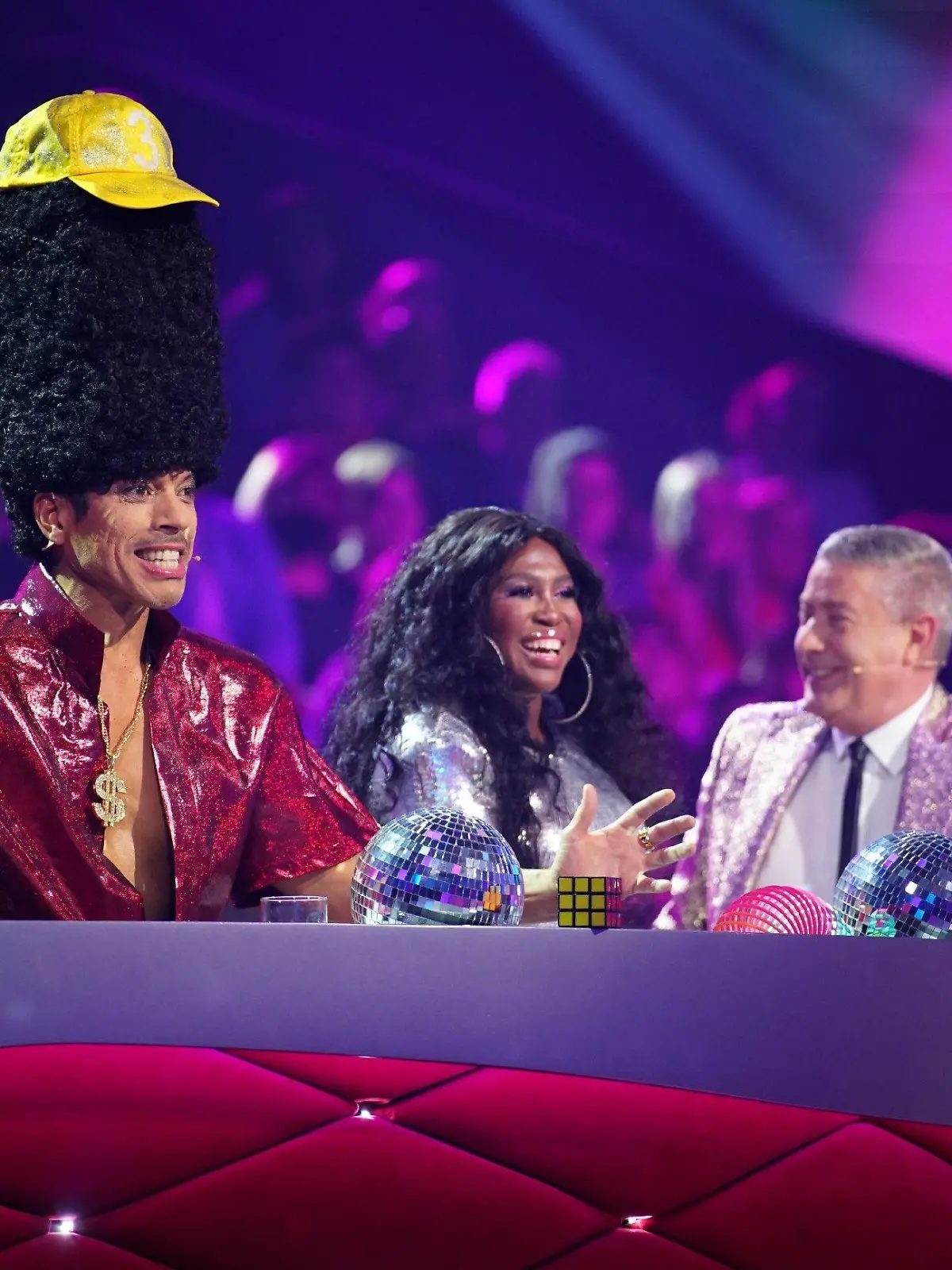 Die Jury mit Jorge González (l.), Motsi Mabuse und Joachim Llambi.

Die Verwendung des sendungsbezogenen Materials ist nur mit dem Hinweis und Verlinkung auf RTL+ gestattet.