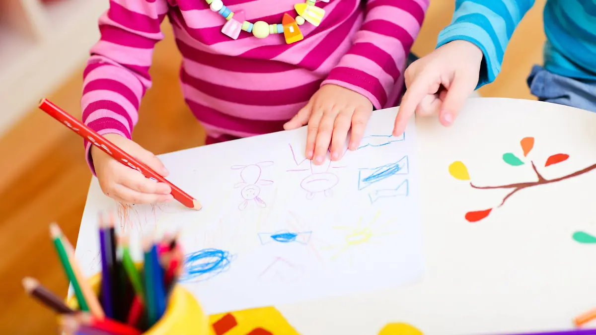 zwei kleine Kinder malen mit Buntstiften two little children drawing with crayons BLWS272249
