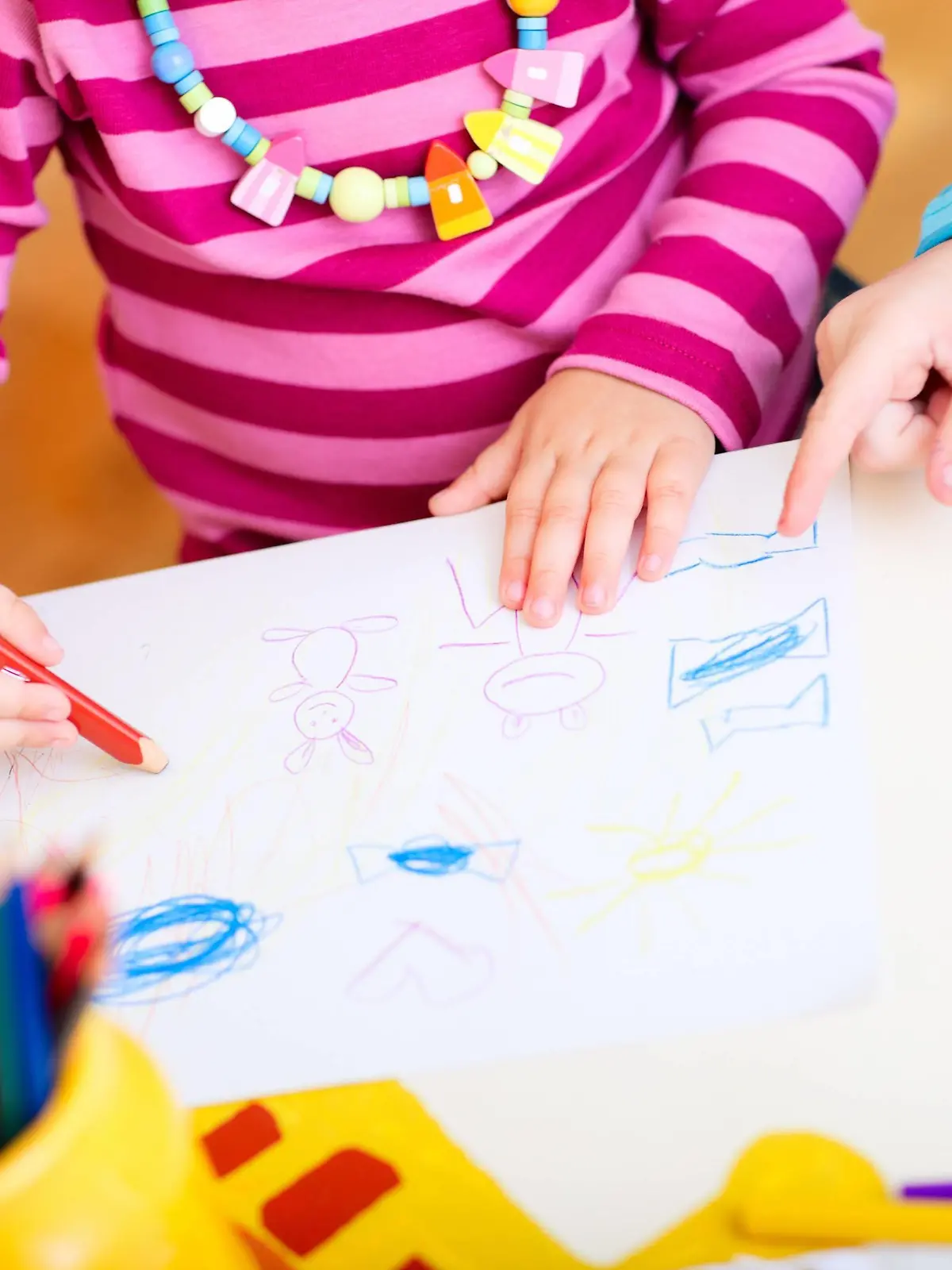 zwei kleine Kinder malen mit Buntstiften two little children drawing with crayons BLWS272249