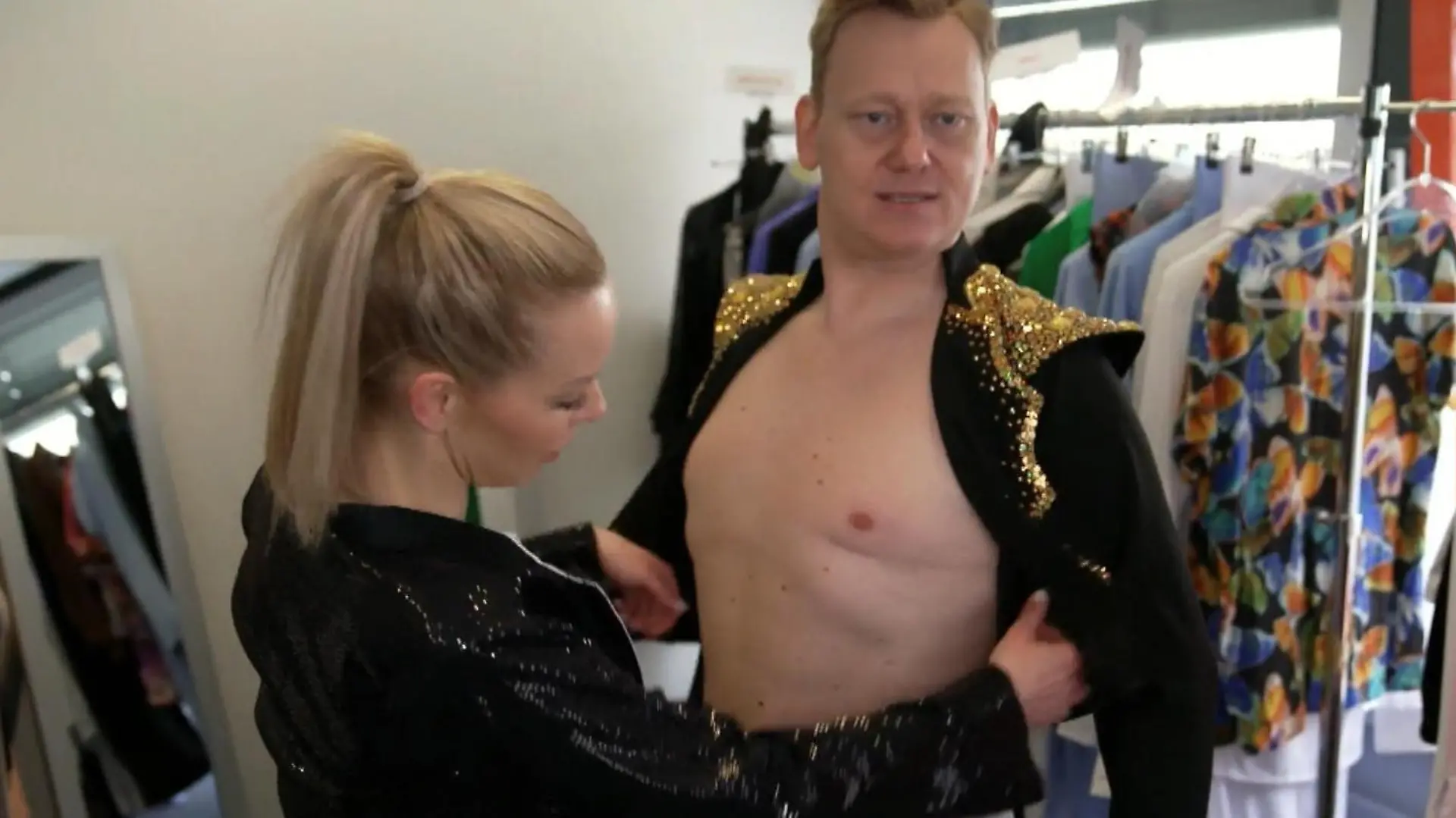 Knossi hat durch sein Training bei "Let's Dance" ganz neue Muskeln. Und einen Sixpack-Ansatz! Profi-Tanzpartnerin Isabel Edvardsson demonstriert das gern am lebenden Objekt