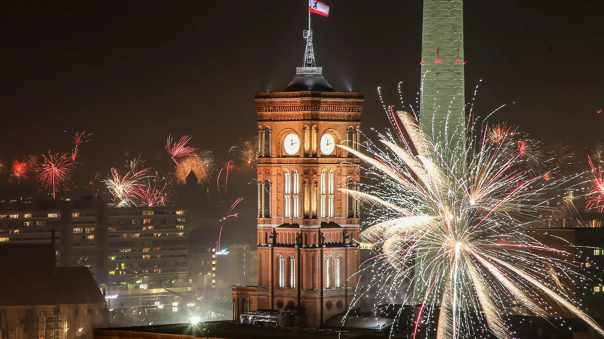 Feuerwerk am Fernsehturm Berlin 01.01.2020, Berlin, Silvester am Alexanderplatz. Feuerwerk aus luftiger Höhe vor dem Berliner Fernsehturm und Rotem Rathaus in der City Ost. Berlin Berlin Deutschland City Ost *** Fireworks at the Television Tower Berlin 01 01 2020, Berlin, New Years Eve at Alexanderplatz Fireworks from lofty heights in front of the Berlin Television Tower and Red City Hall in the City East Berlin Berlin Germany City East