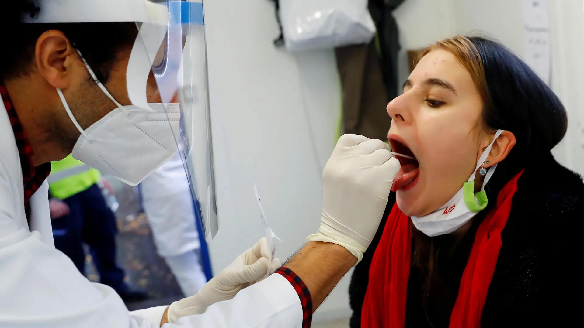 FILE PHOTO: A health care worker performs a fast PCR test at a test center of Confidence laboratory, amid the coronavirus disease (COVID-19) outbreak, in Vienna, Austria October 30, 2020. REUTERS/Leonhard Foeger/File Photo