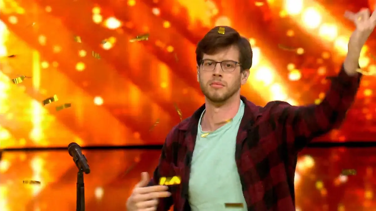 Guy First furzt sich mit seinen Händen ins Finale Der "Goldene Buzzer" von Bruce Darnell