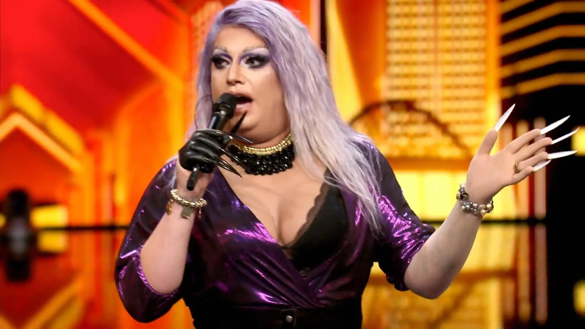 Pam Pengco ist bunt, witzig, derb - und vor allem lustig! Eine Drag Queen macht Stand-Up Comedy