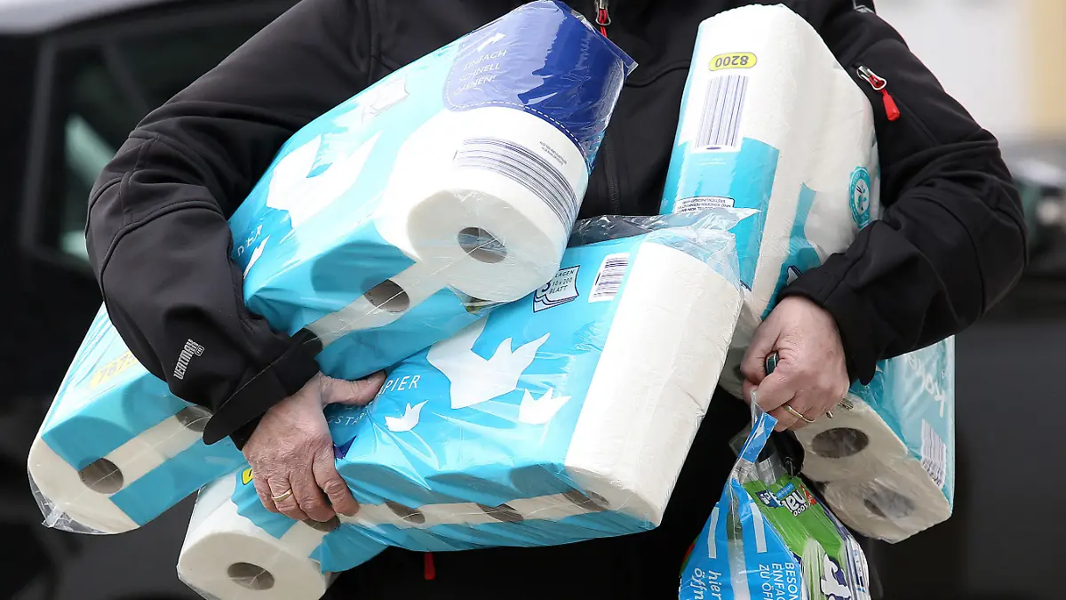 ARCHIV - 18.03.2020, Nordrhein-Westfalen, Siegen: Ein Mann trägt eingekauftes Toilettenpapier und Küchenrollen aus einem Supermarkt. Der Verkauf von Toilettenpapier ist in der vergangenen Woche drastisch zurückgegangen. Erstmals seit Beginn der Corona-Krise habe er unter dem Durchschnittswert der vorausgegangenen sechs Monate gelegen, teilte das Statistische Bundesamt am 08.04.2020 mit. Foto: Rene Traut/dpa +++ dpa-Bildfunk +++