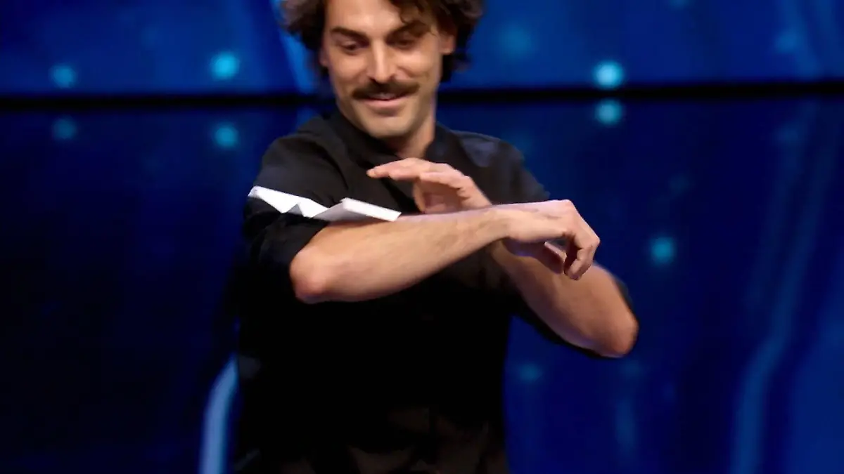 Andrea Castiglia ist der zarteste Papierflieger-Pilot ever! Er macht echte Kunst in den Lüften