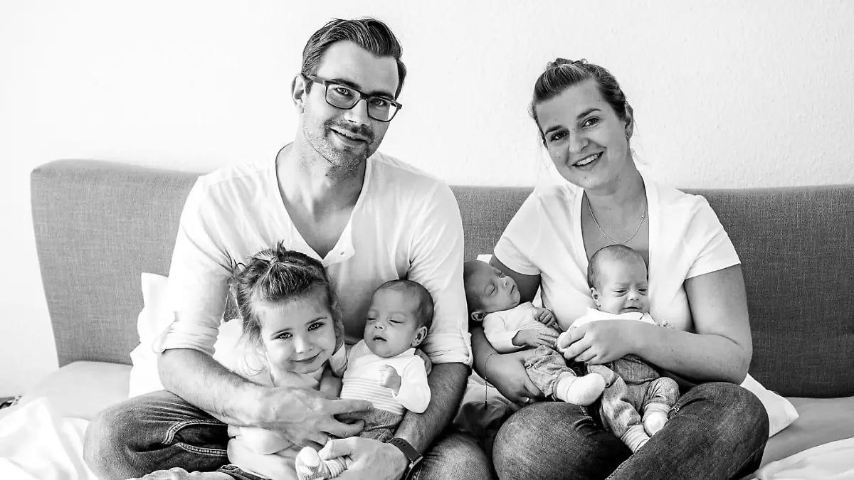 Familie Rausch mit der dreijährigen Mayla Charlotte und den Drillingen Pauline Luna, Nele Marie und Ella Aurelia.